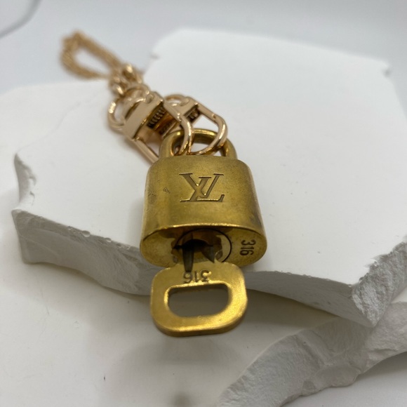 Louis Vuitton lock and key chain necklace - Picture 6 of 7